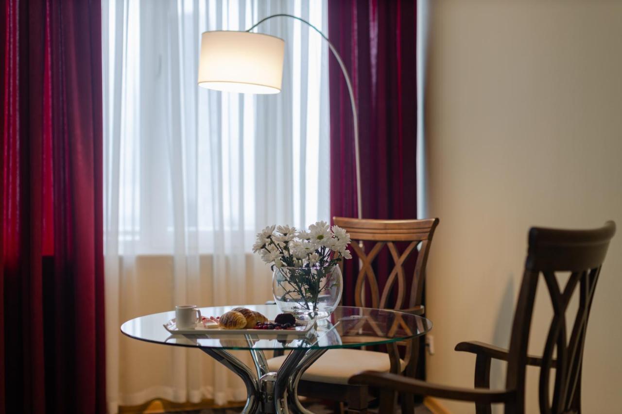Hotel Aisi バトゥーミ エクステリア 写真