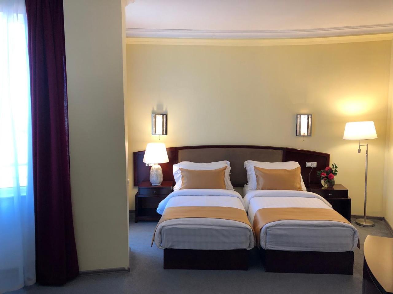 Hotel Aisi バトゥーミ エクステリア 写真