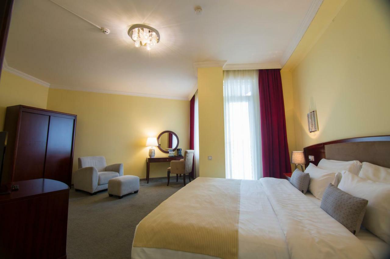 Hotel Aisi バトゥーミ エクステリア 写真